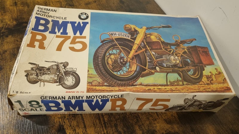 1/8 BMW R/75 German Army Motorcycle - Bandai Vintage Kitset Carousel 1