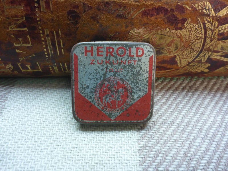 Vintage Gramophone Needles Tin & Contents Herold Zukunft Needles Carousel 1