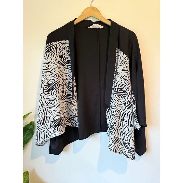 VIRTUELLE Size S/M Batwing Open Cardigan - Black & White Abstract Print Carousel 1