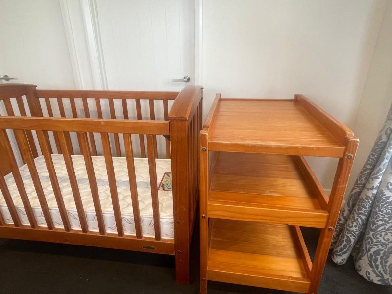 Cot bed and change table Carousel 2