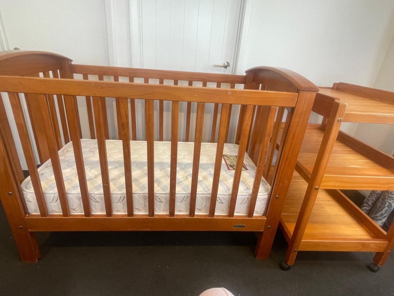 Cot bed and change table Carousel 1