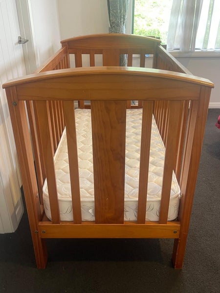 Cot bed and change table Carousel 6