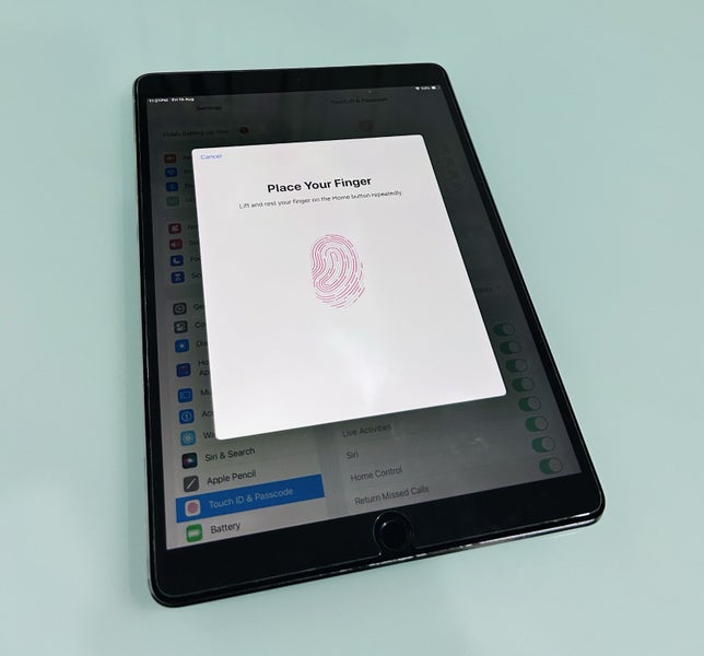 iPad 10.5” Cellular/wifi 256GB : Damaged Carousel 2