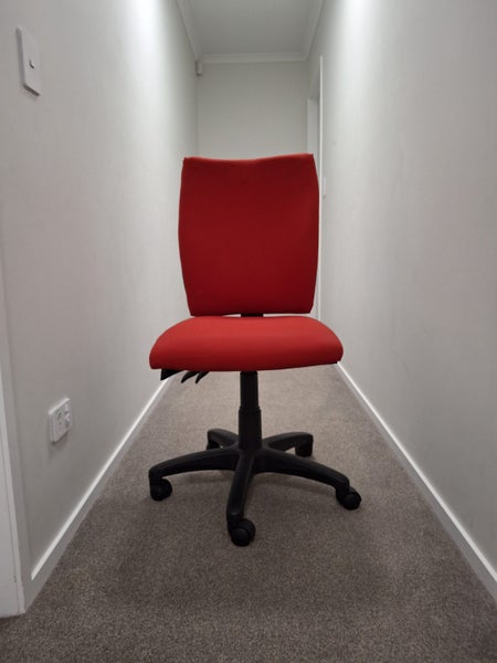 Office chair - vibrant red, EXCELLENT CONDITION Carousel 1