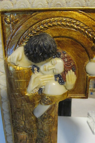 VINTAGE GUSTAV KLIMT "The Kiss" ART NOUVEAU STYLE RESIN MIRROR Carousel 1