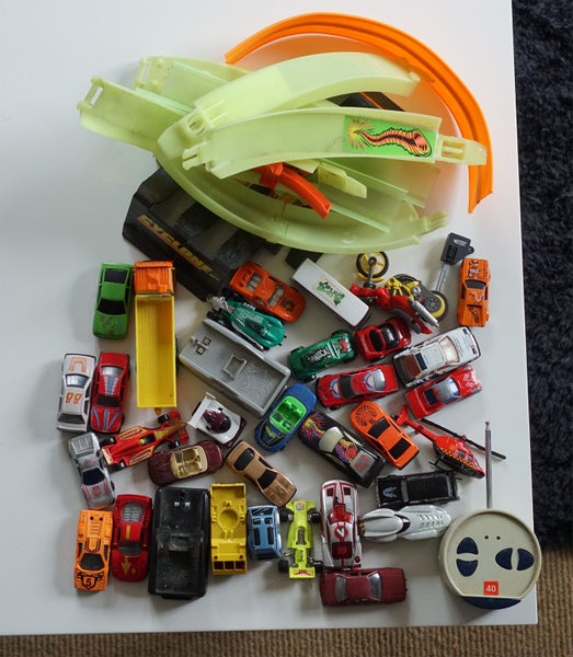 Hot Wheels / Matchbox Diecast Car Lot + Track Pieces & Racing Toys Bundle Carousel 1