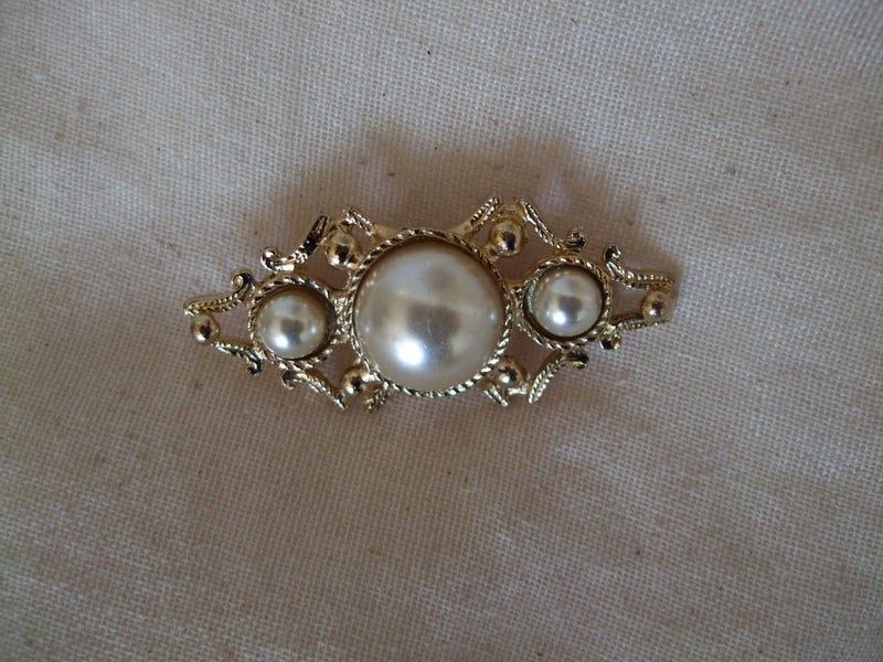 Gorgeous Brand New Faux Pearl Brooch Carousel 1