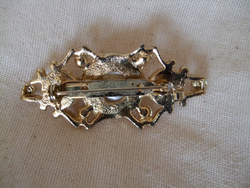 Gorgeous Brand New Faux Pearl Brooch Carousel 3