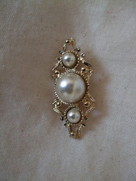 Gorgeous Brand New Faux Pearl Brooch Carousel 2