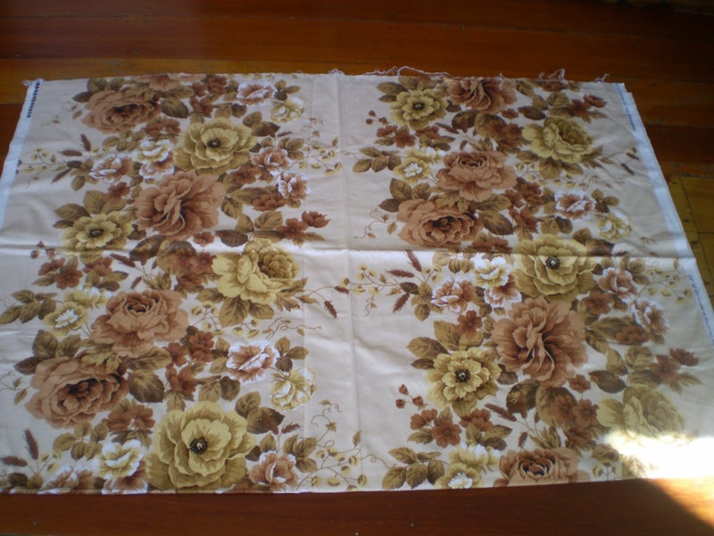 LARGE PIECE OF PRETTY FLORAL ROSES SANDERSON LOOK COTTON CURTAIN FABRIC Carousel 1