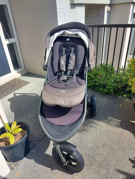 A stroller for the convenience of baby and mother. Carousel 2