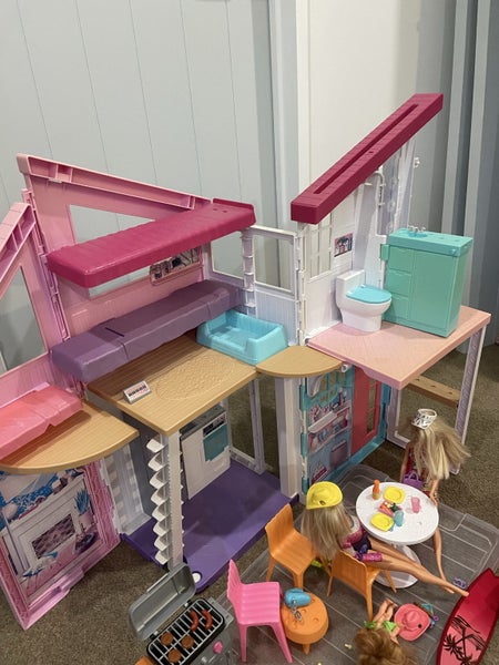 Barbie house and accessories Carousel 1