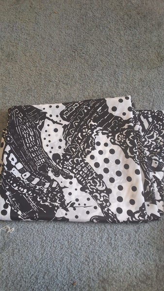 BLACK AND WHITE ORGANZA LIKE FABRIC Carousel 1