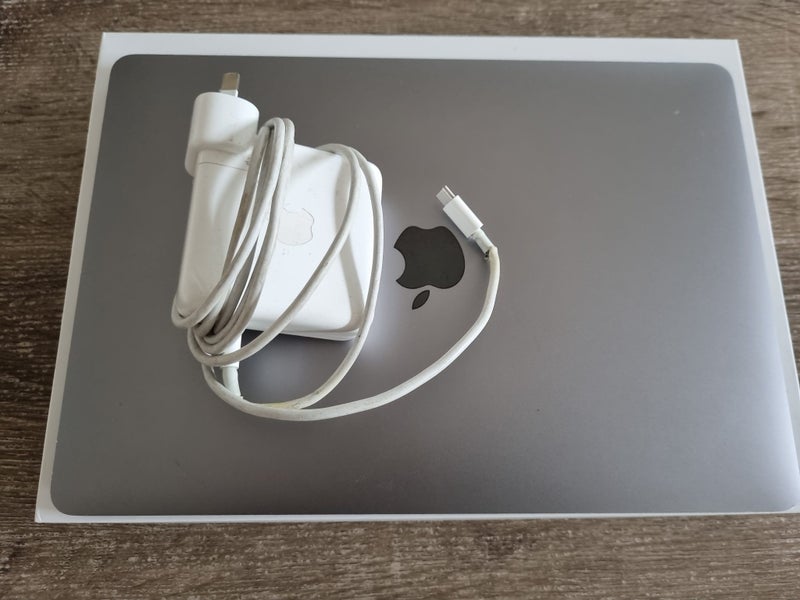 MacBook Pro 13” (2018) – 2.3GHz i5 / 250GB SSD / 16GB RAM63617615737730113
