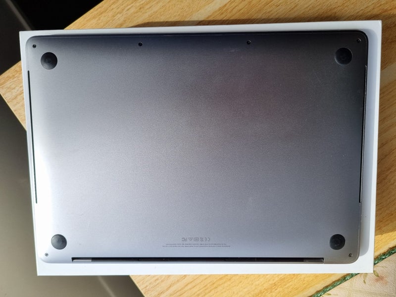 MacBook Pro 13” (2018) – 2.3GHz i5 / 250GB SSD / 16GB RAM63617615737730111