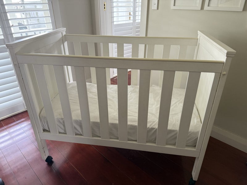 Child’s cot and change table Carousel 1