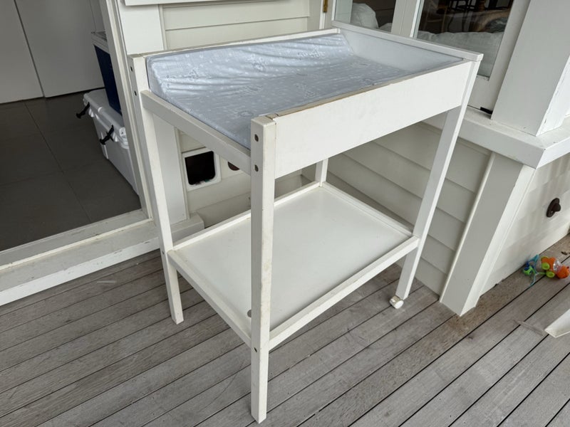 Child’s cot and change table Carousel 10