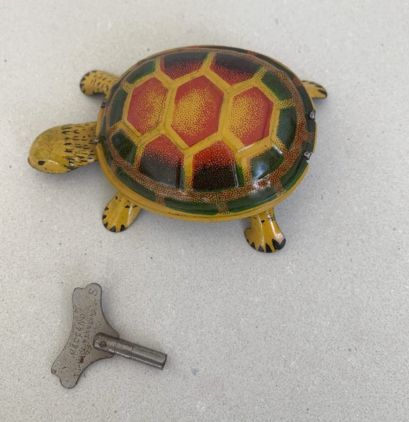 A FANTASTIC VINTAGE WIND UP TOY TIN TURTLE Carousel 1