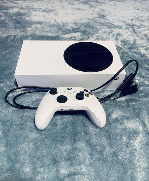 Xbox series s 512 GB and controller Carousel 1