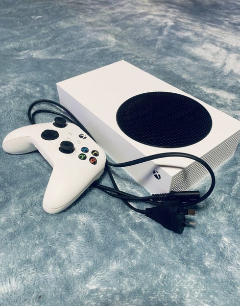 Xbox series s 512 GB and controller Carousel 2