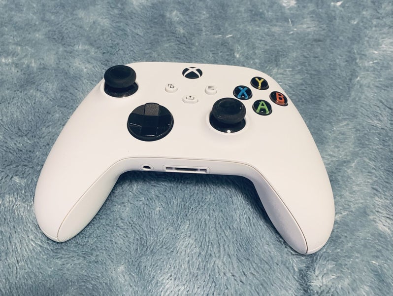Xbox series s 512 GB and controller Carousel 4