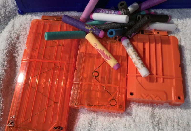NERF AMMO BOX AND LOTS OF SOFT BULLETS + AMMO CLIPS Carousel 4