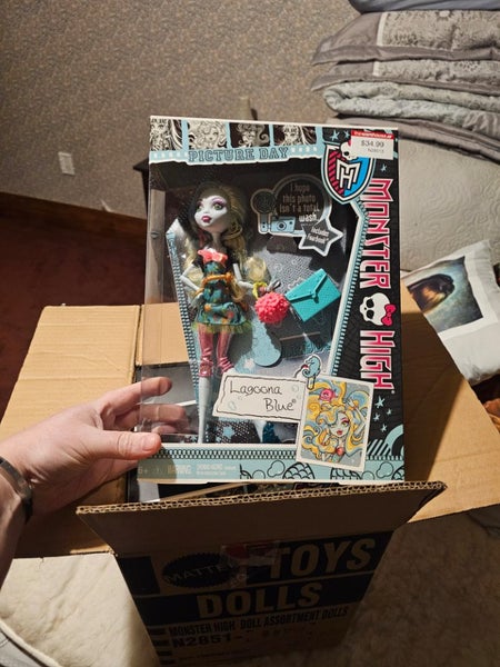 Monster High Picture Day Lagoona NIB Carousel 1