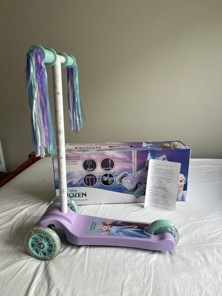 ** Disney - Frozen - Tilt and Turn 3 Wheel LED Light-up Scooter ** Carousel 1