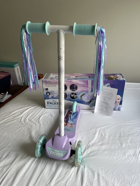 ** Disney - Frozen - Tilt and Turn 3 Wheel LED Light-up Scooter ** Carousel 2
