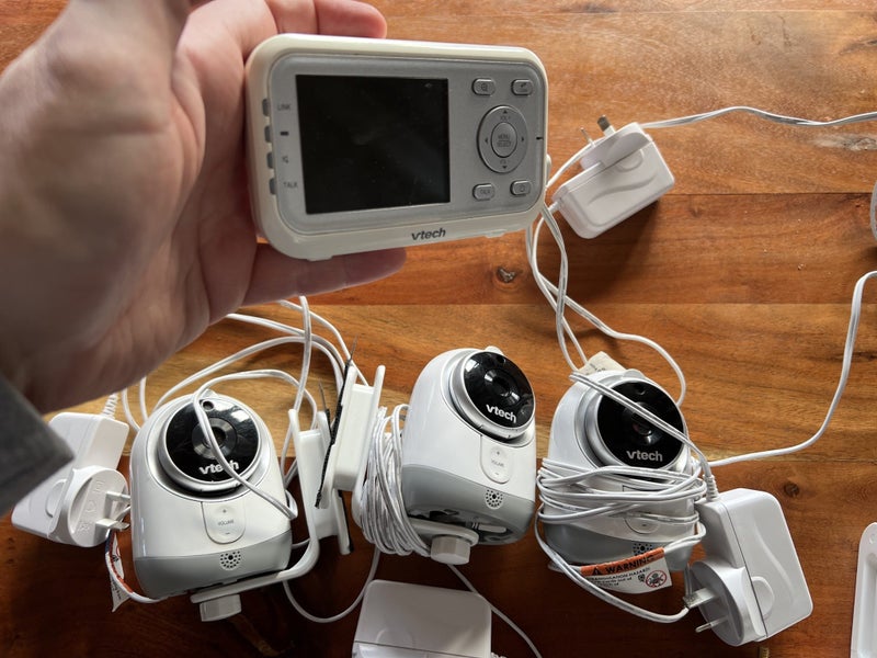 $1 Reserve – VTech BM3300 Baby Monitor with 3 Cameras Carousel 1
