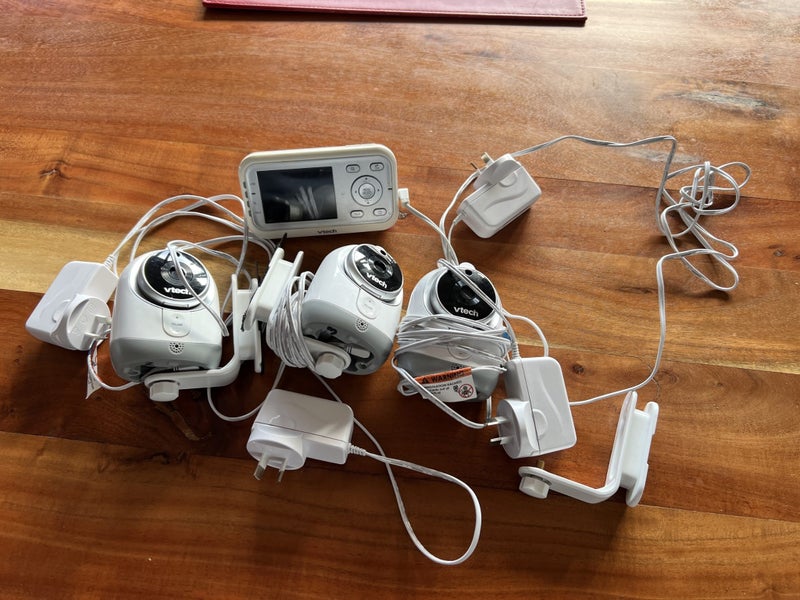 $1 Reserve – VTech BM3300 Baby Monitor with 3 Cameras Carousel 4