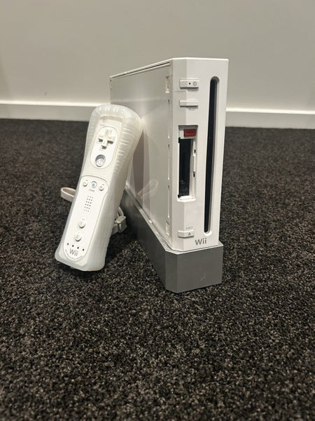 Nintendo Wii + Accessories Carousel 1