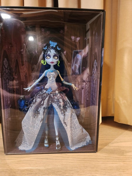 Corpse Bride Monster High Skullector Carousel 2