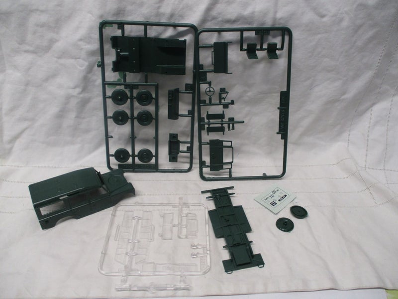 BR 9757 - Boxed Land Rover Model Car - 1:43 Model Kit - Heller Carousel 8