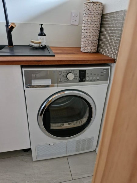 1 x Fisher & Paykel 8Kg Condenser Dryer DE8060P2, Top Condition.63616822190594112