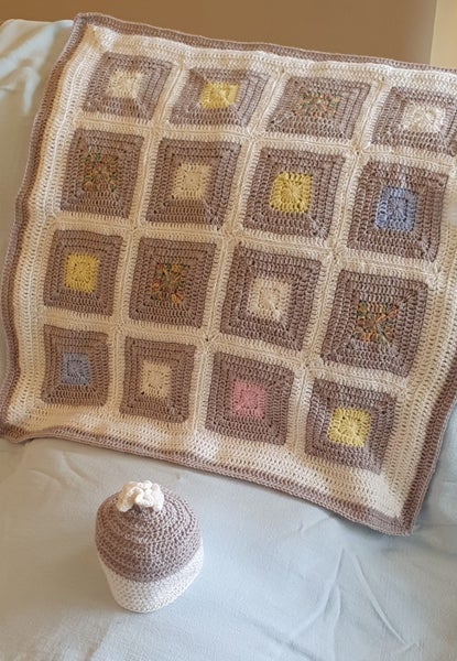 Baby blanket with matching beanie Carousel 1