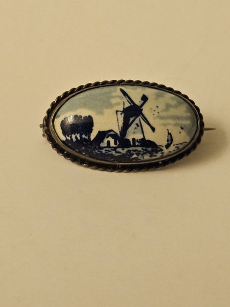 Vintage DELFT style Silver Brooch Carousel 1