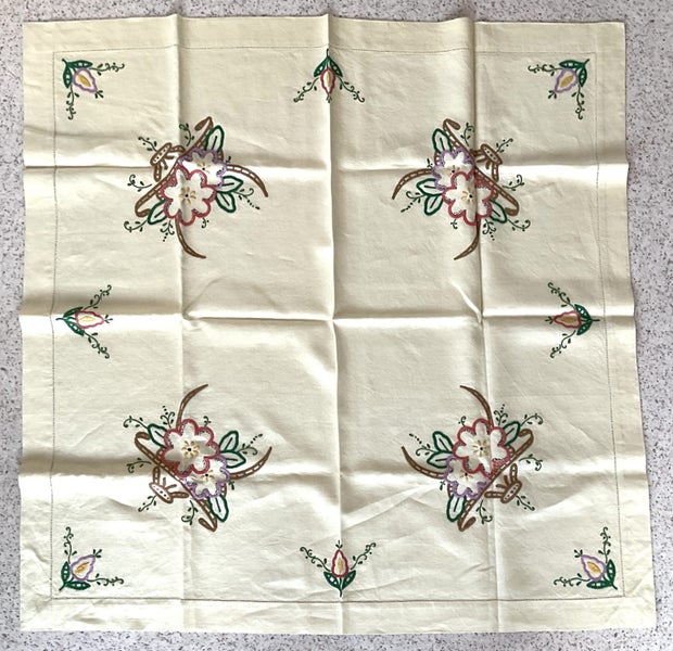 ** VINTAGE TABLE CLOTH ** 87 x 87 cm ** FLOWER BASKET * PURE FINE LINEN ** Carousel 1