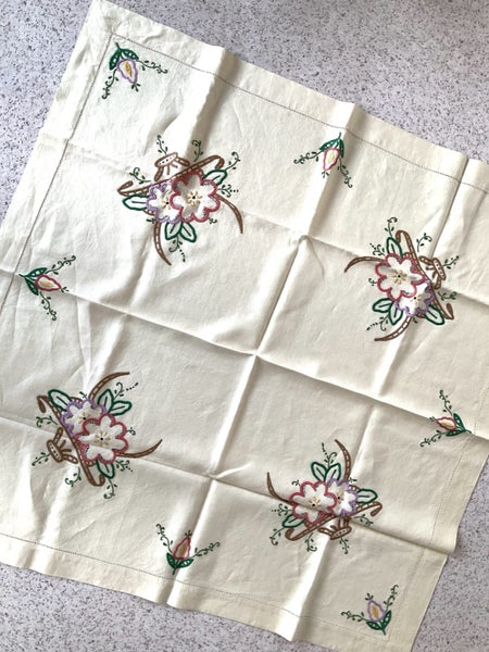 ** VINTAGE TABLE CLOTH ** 87 x 87 cm ** FLOWER BASKET * PURE FINE LINEN ** Carousel 2