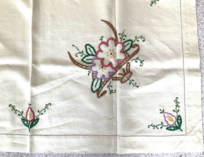 ** VINTAGE TABLE CLOTH ** 87 x 87 cm ** FLOWER BASKET * PURE FINE LINEN ** Carousel 3