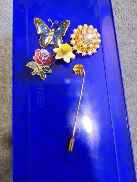 5 BROCHES AND PINS Carousel 2