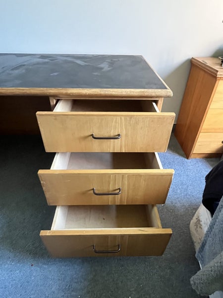 Desk with three drawers Carousel 2