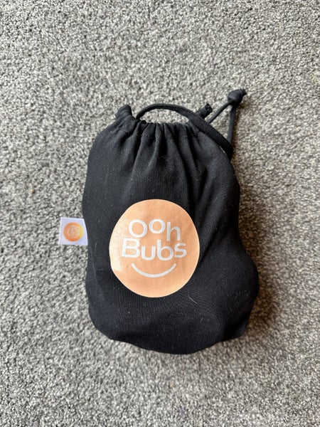 OOHBUBS baby wrap in black Carousel 1