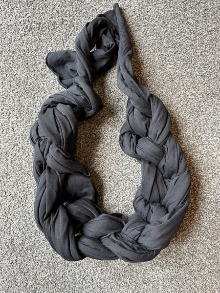 OOHBUBS baby wrap in black Carousel 2