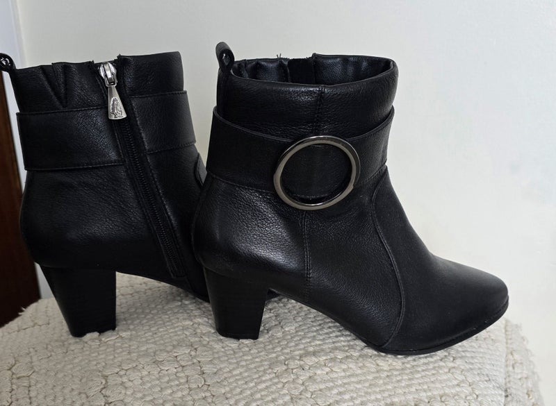 Black Boots - Hush Puppies Carousel 2