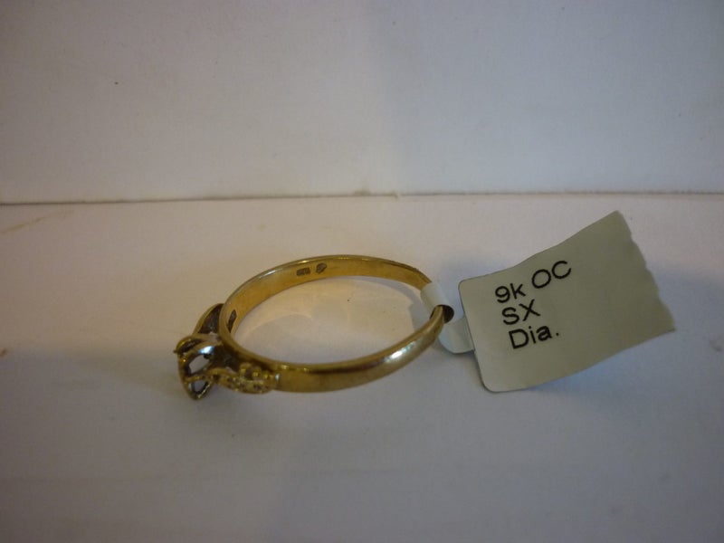 9CT GOLD & DIAMOND VINTAGE RING Carousel 1