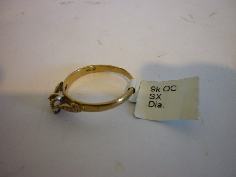 9CT GOLD & DIAMOND VINTAGE RING Carousel 2