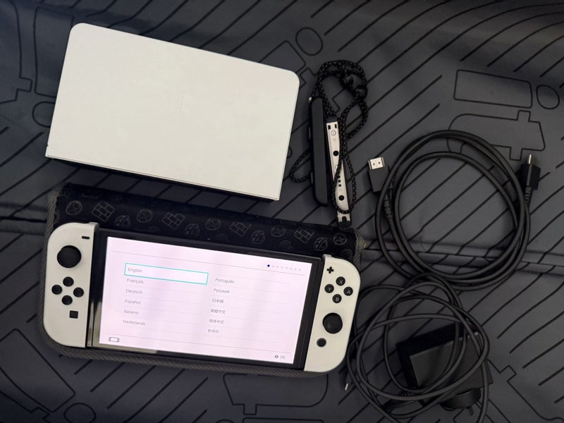 Nintendo Switch Oled + Case Carousel 1