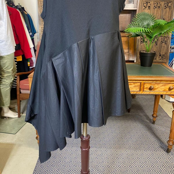 Elegant black asymmetric sleeveless Top – M.A. Dainty – Size 10 Carousel 2