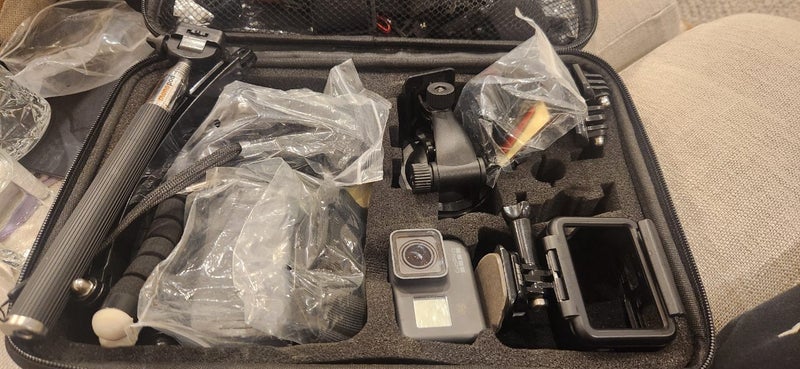 GoPro Hero 5 +Bundle Package63616845126275112